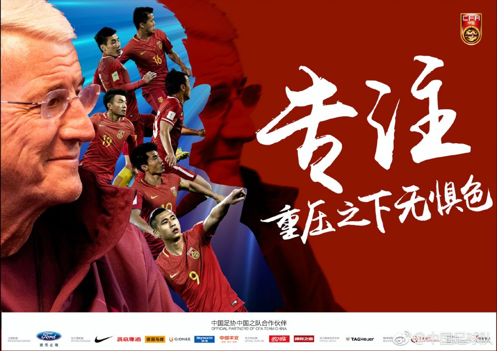 她穿着性感的便服，神采飞扬，头发梳理得纹丝不乱，正准备迎接自己深夜翻墙而来的情人。